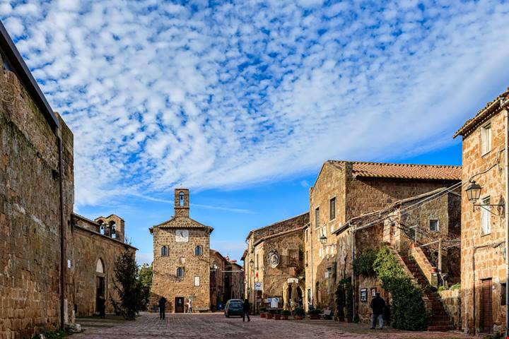 In Maremma c'è un borgo etrusco tutto scavato nel tufo: dal Medioevo qui non è cambiato nulla