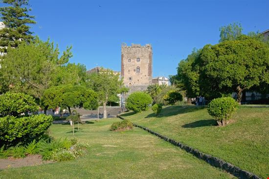 Castello Normanno Castello Normanno ollirg / Shutterstock.com 
