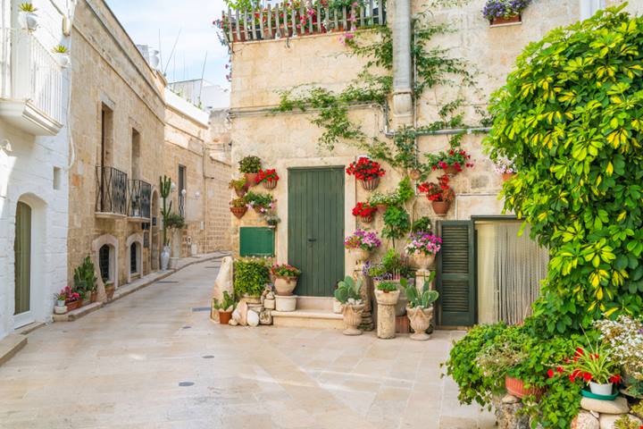 È la piccola Tunisi italiana: la città bianca sul mare blu della Puglia è la regina del Mediterraneo che non ti aspetti