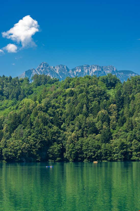 Lago di Lévico Il lago da cartolina del Trentino Alto Adige Alberto Masnovo - Shutterstock.com 