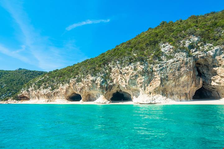 Incastonata tra mare e montagna, è una spiaggia che sembra uscita da una cartolina: tra le più imperdibili della Sardegna c'è anche lei