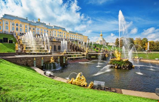 Petergof Petergof Vladimir Sazonov / Shutterstock.com 