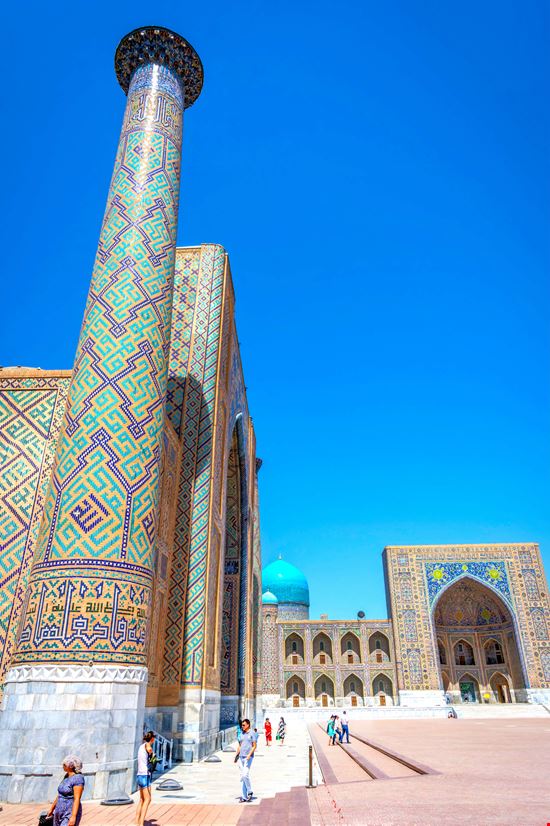 Piazza Registan  Piazza Registan  dinozzaver / Shutterstock.com 