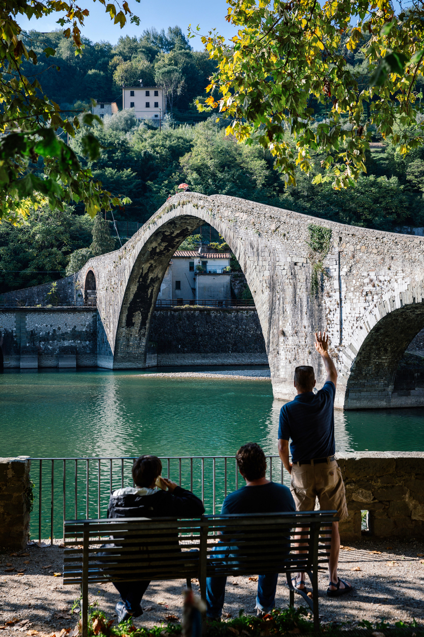 Castelli sospesi tra le nuvole e giardini incantati: gli 8 luoghi più magici d'Italia che sembrano usciti da un libro di fiabe