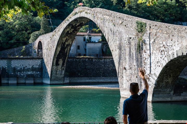 Castelli sospesi tra le nuvole e giardini incantati: gli 8 luoghi più magici d'Italia che sembrano usciti da un libro di fiabe