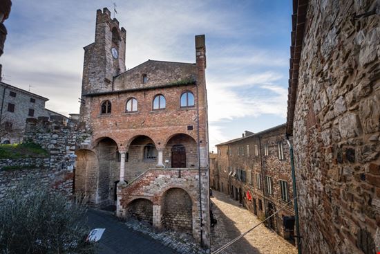 Suvereto Suvereto robertonencini - Shutterstock.com 