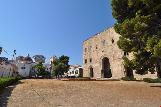 Castello della Zisa Castello della Zisa s74 - Shutterstock.com 