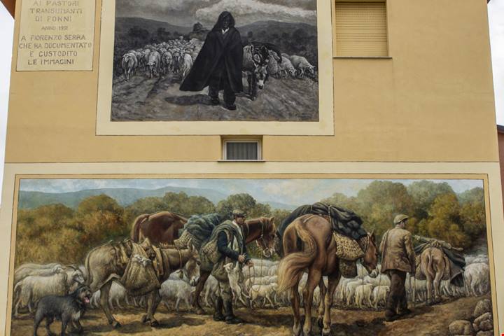 Come una mostra d'arte ma sui muri: la Sardegna si racconta lungo le strade del suo borgo più colorato