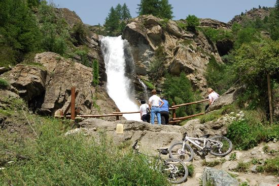 Cascate di Lillaz Le cascate da cartolina del Gran Paradiso stock.adobe.com 