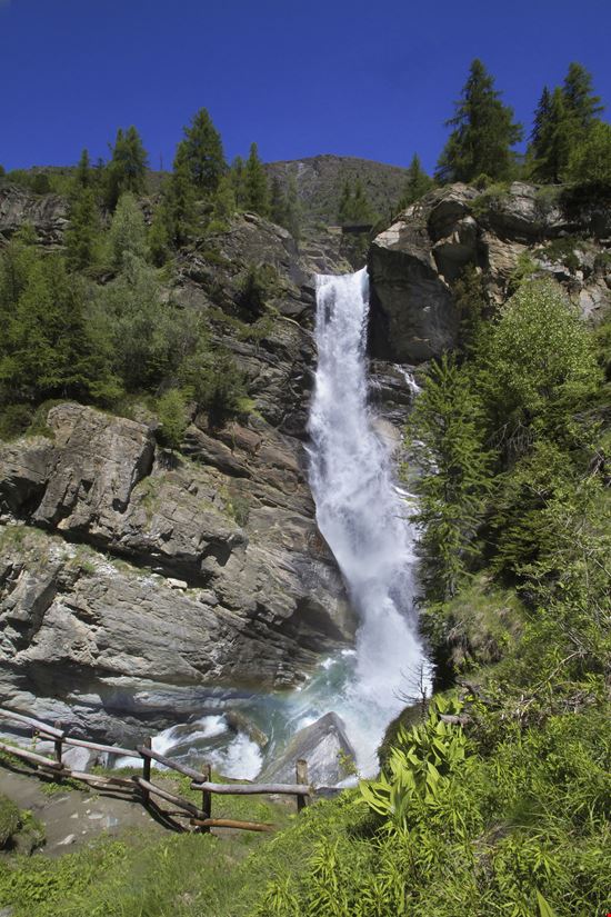 Cascate di Lillaz Le cascate da cartolina del Gran Paradiso stock.adobe.com 