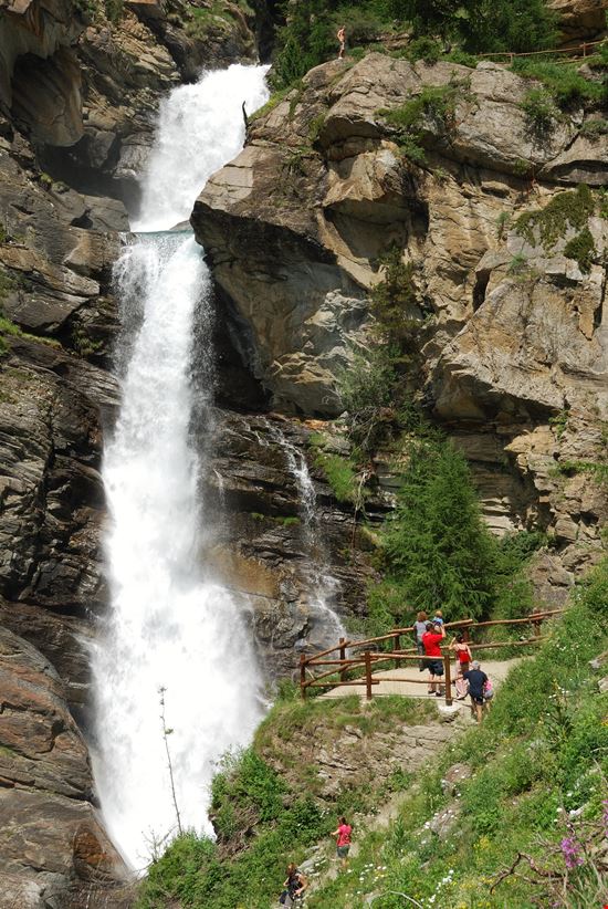 Cascate di Lillaz Le cascate da cartolina del Gran Paradiso stock.adobe.com 