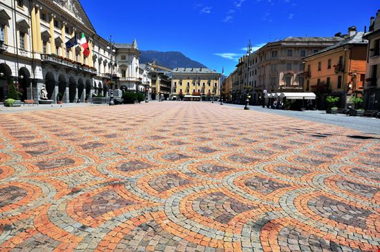 Aosta Piazza Chanoux stock.adobe.com 