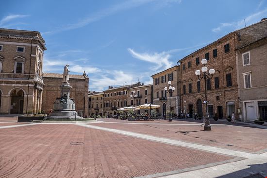 Recanati La città di Leopardi stock.adobe.com 