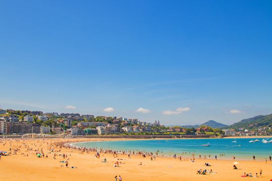 San Sebastian Playa de la Concha carballo / Shutterstock.com 