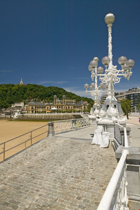 San Sebastian Playa de la Concha Shutterstock.com 