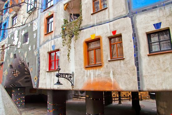 Vienna Hundertwasserhaus Gelia / Shutterstock.com 