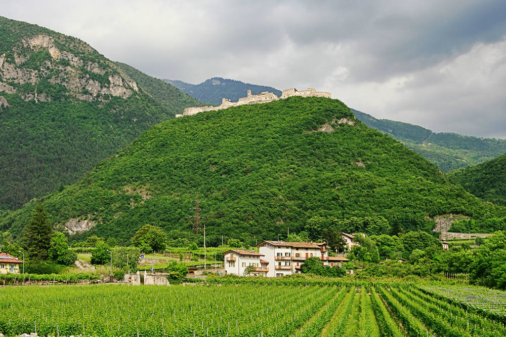 Ha quasi 1000 anni ed è la fortezza più grande del Trentino: il castello del Cavaliere Nero è un gigante di pietra