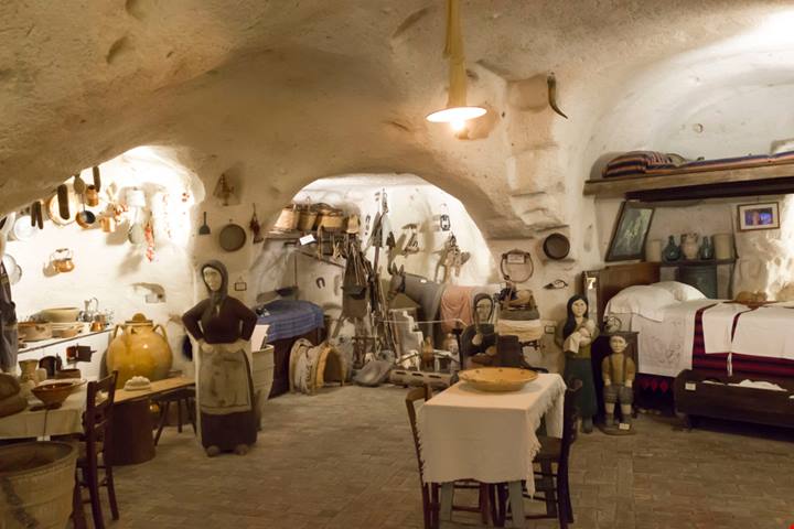 Non è una 'casa' come tutte le altre: scavata nella roccia, è una casa in cui tutto è rimasto esattamente com'era anni e anni fa