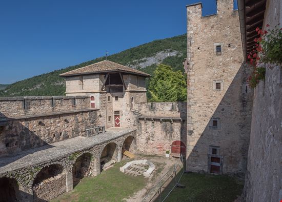 Castel Thun Castel Thun MoLarjung / Shutterstock.com 