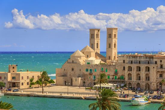 Molfetta Molfetta vololibero - Shutterstock.com 