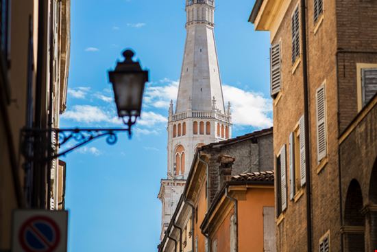 Torre Ghirlandina Torre Ghirlandina rueba - Shutterstock.com 