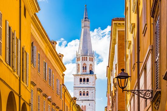 Torre Ghirlandina Torre Ghirlandina GoneWithTheWind - Shutterstock.com 