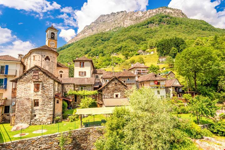 Il paese-simbolo della Val Verzasca è una cartolina della Svizzera da ammirare in autunno