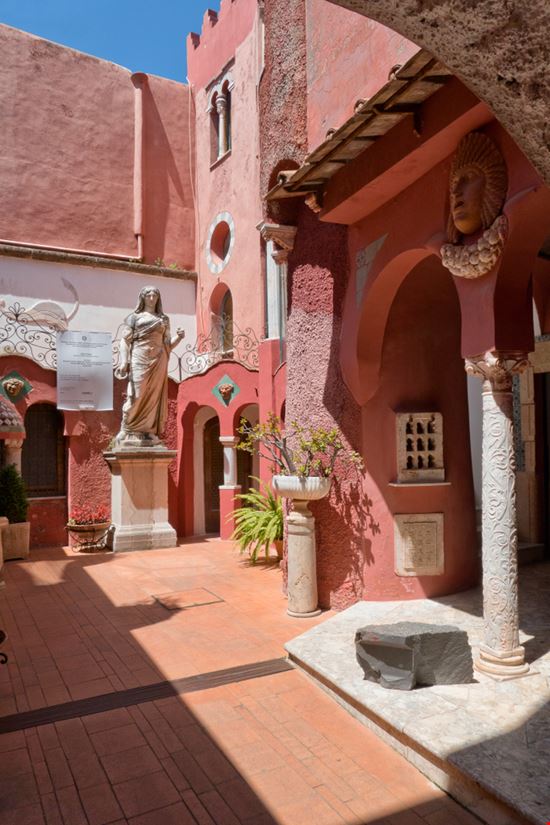 Casa Rossa Casa Rossa Mazerath / Shutterstock.com 