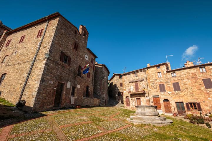 Meno famoso rispetto ad altri, è uno dei più belli della Val d'Orcia: cosa fare e cosa vedere nel borgo della Toscana di cui non sapevi di avere bisogno per il prossimo weekend