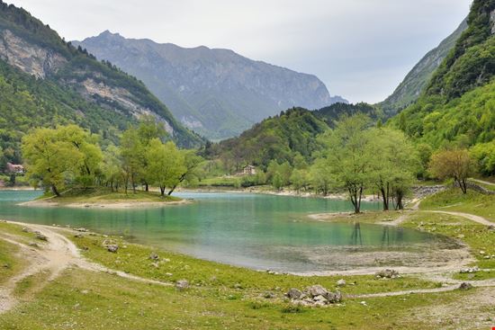 Lago di Tenno Lago di Tenno Richard Sevcik - Shutterstock.com 