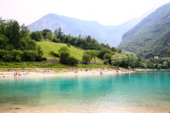 Lago di Tenno Lago di Tenno laura zamboni - Shutterstock.com 