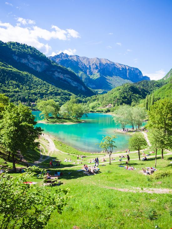 Lago di Tenno Lago di Tenno pointbreak - Shutterstock.com 