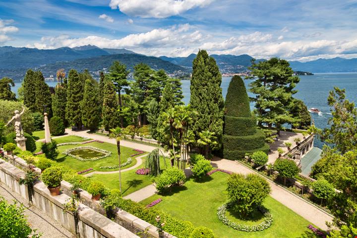 Emergono dal blu delle acque come dei piccoli miraggi: sono italiane le isole sui laghi più belle d'Europa