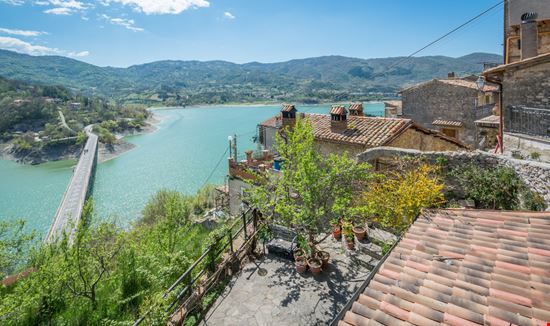 Castel di Tora Castel di Tora Stefano_Valeri - Shutterstock.com 