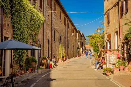 Castagneto Carducci Castagneto Carducci DiegoMariottini / Shutterstock.com 