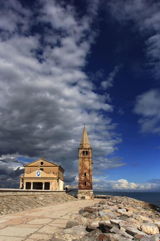 Santuario della Madonna dell'Angelo Santuario della Madonna dell'Angelo Antonio Filippi - Shutterstock.com 
