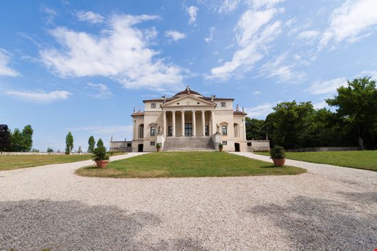 Villa la Rotonda Villa la Rotonda PHOTOMDP - Shutterstock.com 
