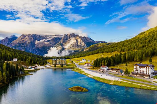 Lago di Misurina Scorci del lago DaLiu - Shutterstock.com 