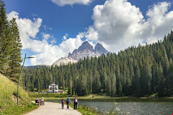 Lago di Misurina Scorci del lago Philip Bird LRPS CPAGB / Shutterstock.com 