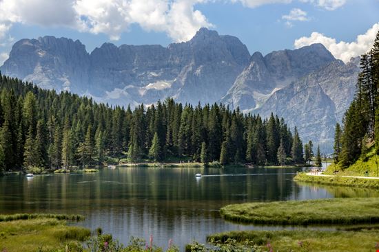 Lago di Misurina Scorci del lago Philip Bird LRPS CPAGB / Shutterstock.com 