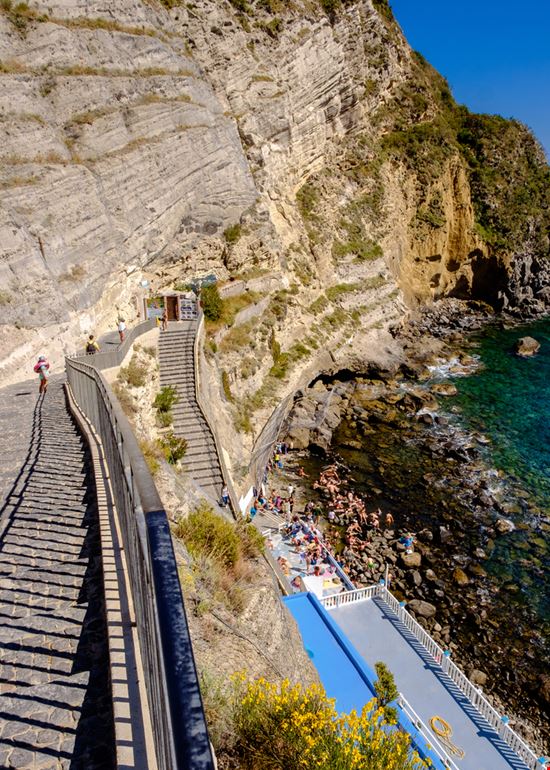 Baia termale di Sorgeto Baia termale di Sorgeto EugeniaSt / Shutterstock.com 