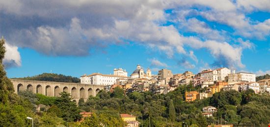 Ponte monumentale Ponte monumentale Sislavio - Istockphoto.com 