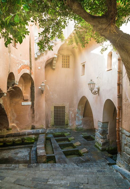 Cefalù Lavatoio Medievale Stefano_Valeri - Shutterstock.com 