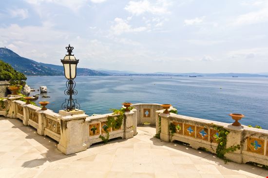 Trieste Castello di Miramare Matej Kotula / Shutterstock.com 