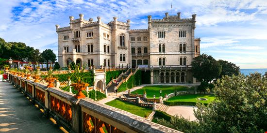 Trieste Castello di Miramare leoks - Shutterstock.com 