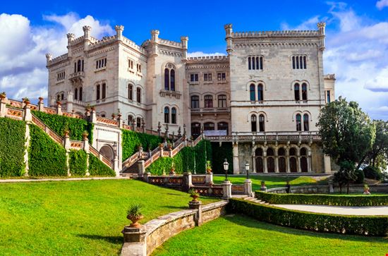 Trieste Castello di Miramare leoks - Shutterstock.com 