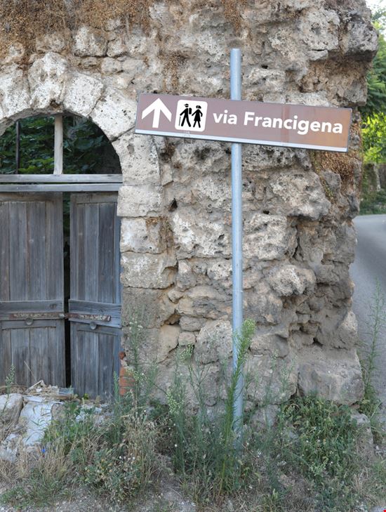 Via Francigena Tra pellegrinaggio e spiritualità ChiccoDodiFC - Shutterstock.com 