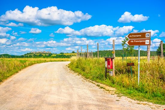 Via Francigena Tra pellegrinaggio e spiritualità StevanZZ - Shutterstock.com 
