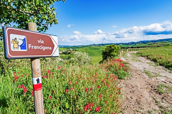 Via Francigena Tra pellegrinaggio e spiritualità Feel good studio / Shutterstock.com 