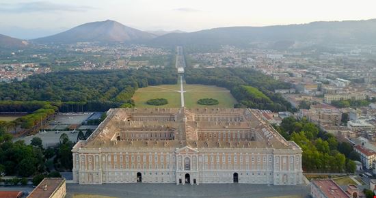 Caserta Palazzo Reale di Caserta pio3 / Shutterstock.com 